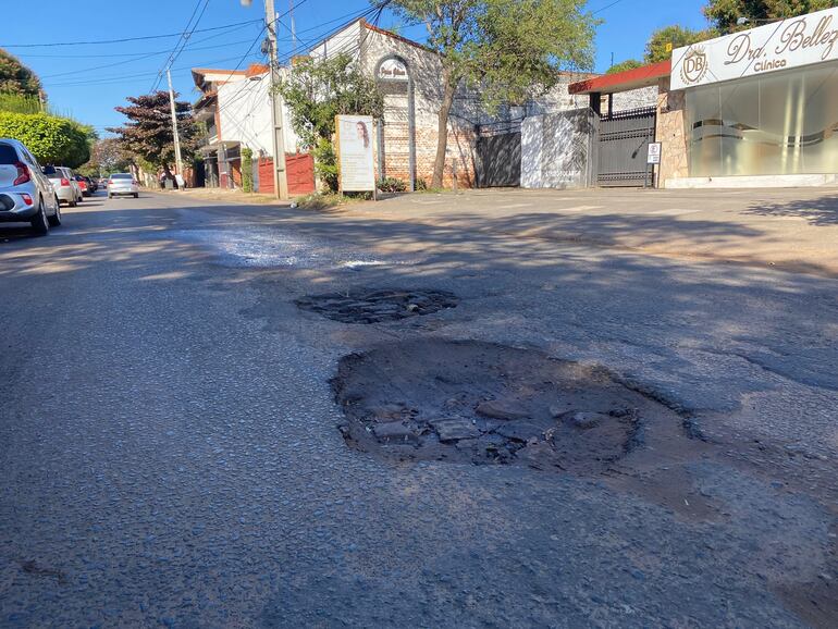 Dos baches grandes ubicados en el medio de la ruta.