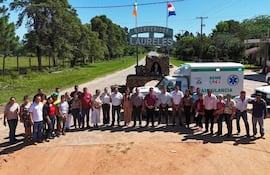 Cuestionan al gobernador de Ñeembucú Víctor Hugo Fornerón (ANR-HC) y al director de la XII Región Sanitaria, doctor Arnaldo Espínola, de politizar supuestamente la entrega de la ambulancia en la ciudad de Laureles.