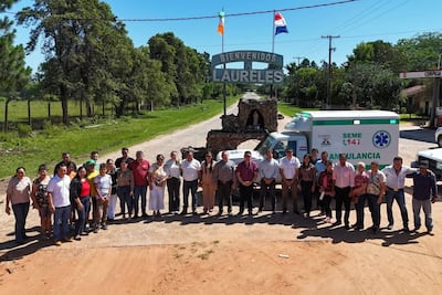 Cuestionan al gobernador de Ñeembucú Víctor Hugo Fornerón (ANR-HC) y al director de la XII Región Sanitaria, doctor Arnaldo Espínola, de politizar supuestamente la entrega de la ambulancia en la ciudad de Laureles.