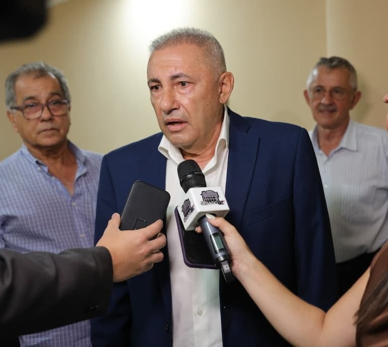 Comisión Permanente del Congreso reunida con exobreros de Itaipú.