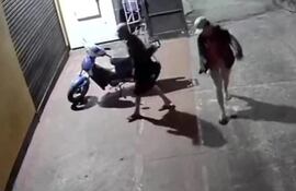 Los dos sospechosos habían intenrado hurtar una motocicleta.