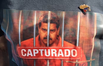 Una persona viste una camiseta con la imagen del presidente de Venezuela, Nicolás Maduro, con la frase "Capturado" durante una manifestación en apoyo al presidente de Estados Unidos, Donald Trump, este domingo en Houston, Texas (Estados Unidos).