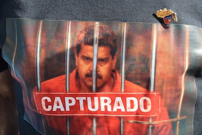 Una persona viste una camiseta con la imagen del presidente de Venezuela, Nicolás Maduro, con la frase "Capturado" durante una manifestación en apoyo al presidente de Estados Unidos, Donald Trump, este domingo en Houston, Texas (Estados Unidos).
