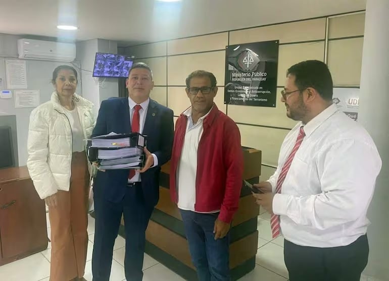 De izquierda a derecha: el abogado Julio César Godoy, la edil liberal Gladys Teresa Mereles Vega (PLRA) y Martín Rolón (ANR), quienes presentaron la denuncia ante la Fiscalía de Delitos Económicos.