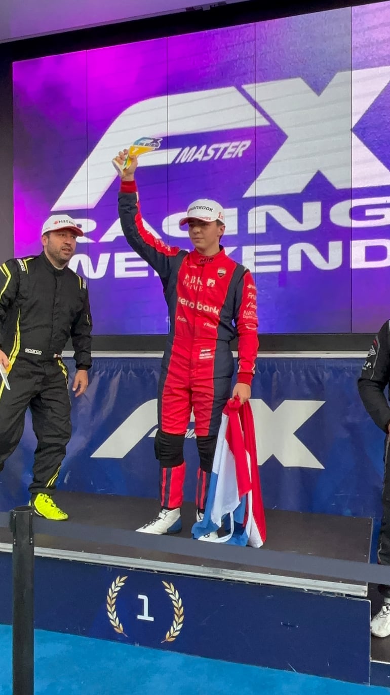 Mateo Valente, con la tricolor en mano, celebra una nueva victoria en Italia.