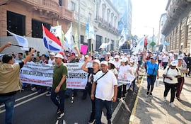 Docentes se movilizaron en el centro de Asunción contra la reforma de la caja fiscal.