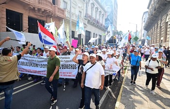 Docentes se movilizaron en el centro de Asunción contra la reforma de la caja fiscal.