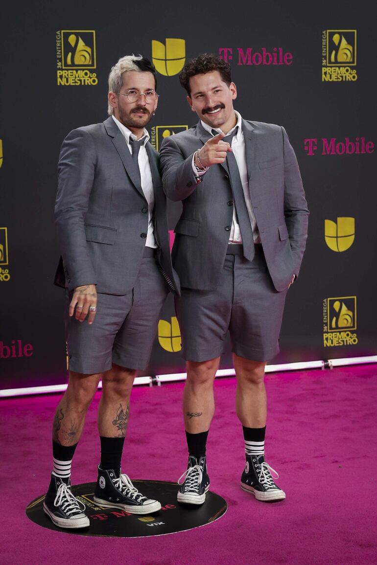 Así llegó el dúo venezolano de pop Mau y Ricky a la 36 edición del Premio Lo Nuestro de la música latina celebrado este jueves en el Centro Kaseya de Miami, Florida. (EFE/Eva Marie Uzcátegui)
