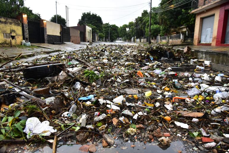 Exceso de basura acumulada en el desagüe en Yuasy´y e Ybapuru.