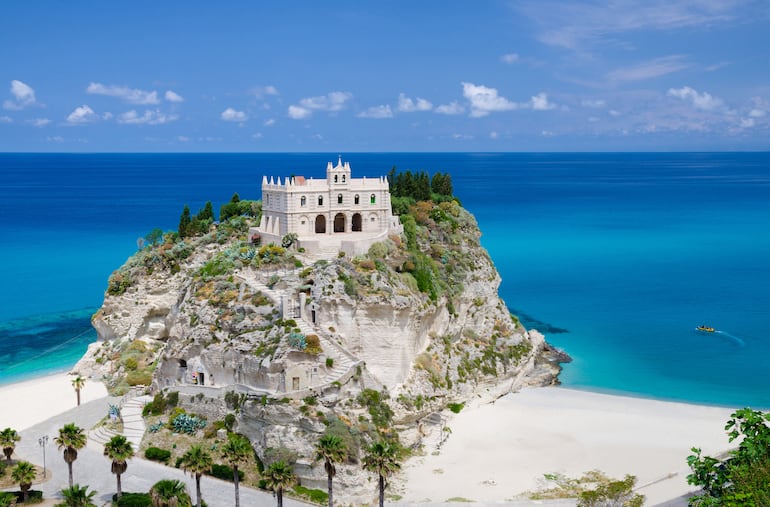 Iglesia santuario Santa María dell Isola en la roca superior, Tropea, Italia