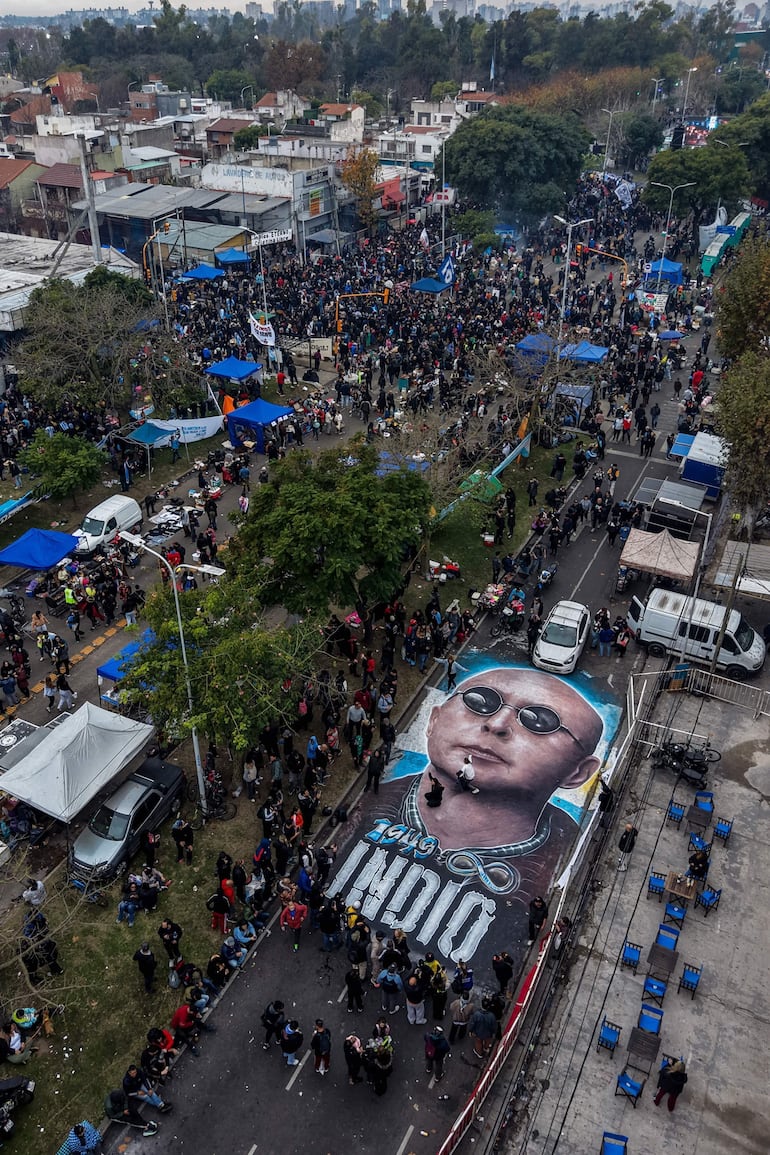 Más de tres kilómetros de fila se formaron frente al polideportivo donde se lleva a cabo la ceremonia de despedida del 'Indio' Solari.