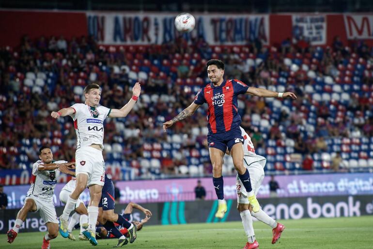 Duelo de atacantes, Jonatan Torres de Cerro Porteño se impone en las alturas ante Paul Champentier de Atlético Tembetary.