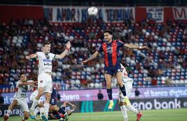Duelo de atacantes, Jonatan Torres de Cerro Porteño se impone en las alturas ante Paul Champentier de Atlético Tembetary.