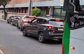 Un bus esperando que un padre baje a su hija al Colegio Cristo Rey y despeje la avenida Ygatimí.