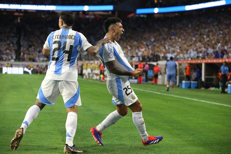 Lisandro Martínez (d), jugador de la selección de Argentina, celebra un gol en el partido frente a Ecuador por los cuartos de final de la Copa América 2024 en el NRG Stadium, en Houston, Texas.