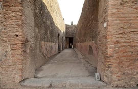Esta fotografía facilitada, tomada en Pompeya en 20217 y difundida el 3 de febrero de 2026 por la Escuela Francesa de Roma (EFR) y el Instituto de Investigación sobre Arquitectura Antigua, muestra una vista, desde la Vía Stabiana, del corredor que conecta los teatros de Pompeya, cuyas paredes están grabadas con grafitis. Es un pasillo por el que susurraron los rumores del mundo: las paredes del corredor que une los teatros de Pompeya están cubiertas de grafitis que dan testimonio de la vida cotidiana en la ciudad destruida en el año 79 por la erupción del Vesubio.