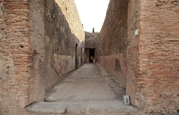 Esta fotografía facilitada, tomada en Pompeya en 20217 y difundida el 3 de febrero de 2026 por la Escuela Francesa de Roma (EFR) y el Instituto de Investigación sobre Arquitectura Antigua, muestra una vista, desde la Vía Stabiana, del corredor que conecta los teatros de Pompeya, cuyas paredes están grabadas con grafitis. Es un pasillo por el que susurraron los rumores del mundo: las paredes del corredor que une los teatros de Pompeya están cubiertas de grafitis que dan testimonio de la vida cotidiana en la ciudad destruida en el año 79 por la erupción del Vesubio.