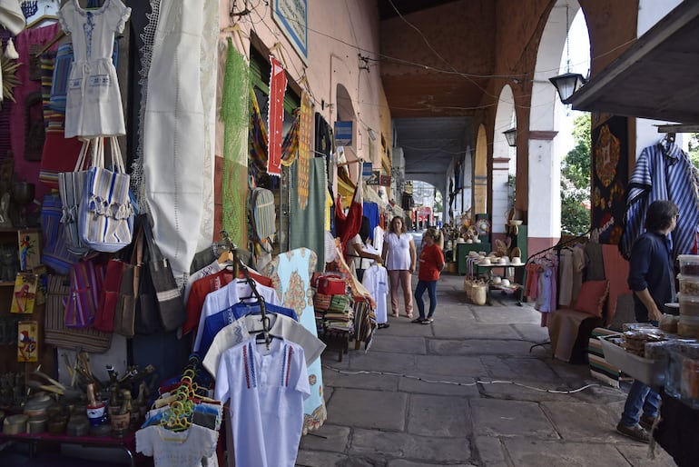 Varios locales de artesanías siguen funcionando en el histórico corredor de La Recova.