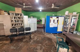 Pobladores de Santa Rita reciben atención médica en un salón de iglesia debido al riesgo de derrumbe del edificio de la Unidad de Salud Familiar.
