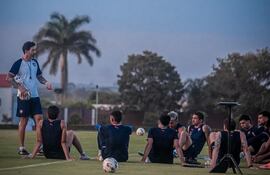 El entrenador de Cerro Porteño, Jorge Bava brindando indicaciones a los integrantes del plantel azulgrana. (Foto: @CCP1912oficial)