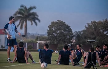 El entrenador de Cerro Porteño, Jorge Bava brindando indicaciones a los integrantes del plantel azulgrana. (Foto: @CCP1912oficial)