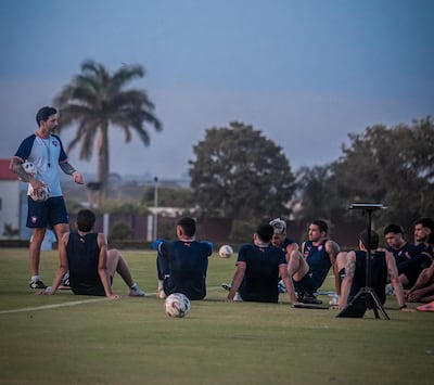 El entrenador de Cerro Porteño, Jorge Bava brindando indicaciones a los integrantes del plantel azulgrana. (Foto: @CCP1912oficial)