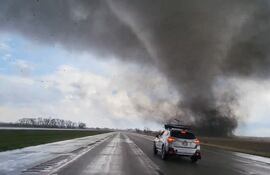 Impactante imagen de un tornado al norte de Lincoln Nebraska.