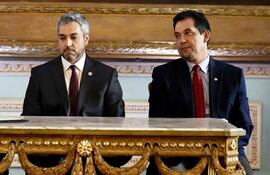 El flamante ministro del Interior, Euclides Acevedo, ante el titular de la Corte Eugenio Jiménez, el presidente Mario Abdo Benítez y el vicepresidente del Senado Martín Arévalo, ayer a la tarde.