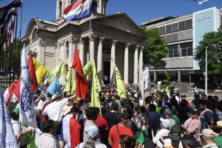 Una gran cantidad de manifestantes se congregó ayer frente al Panteón Nacional de los Héroes.