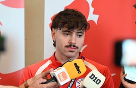 El volante ofensivo de Paraguay, Maurício Magalhães Prado (24 años), hablando en zona mixta, el Hotel Signia by Hilton San José.