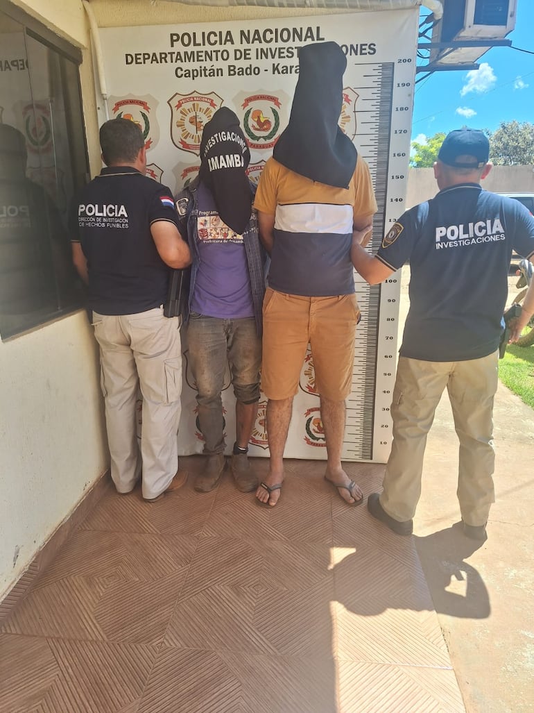 Alason Diego Carvalho Ferreira (con pantalón y zapatos), sospechoso imputado.