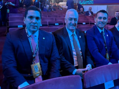 El Presidente de la APF, Robert Harrison, el entrenador albirrojo Gustavo Alfaro, y el Director Deportivo Justo Villar.