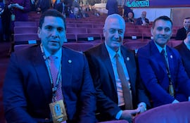 El seleccionador albirrojo, Gustavo Alfaro en medio del presidente de la APF, Robert Harrison y el y el director deportivo, Justo Wilmar Villar.