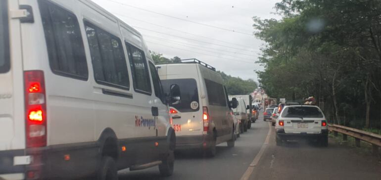 Exobreros se manifiestan en el acceso a Itaipú para exigir millonario pago