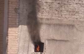 El medidor de la ANDE se encuentra ubicado en frente a la institución educativa.