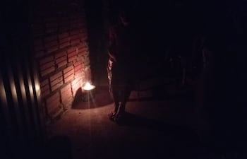 Algunas familias prepararon fogatas en el patio de las casas para pasar la Noche Buena y la Navidad en Puerto Barranquerita por la falta de la energía eléctrica