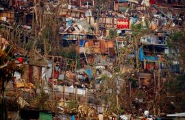 Daños en un barrio de viviendas precarias en Mamoudzou, en el territorio francés de Mayotte en el Océano Índico, el 17 de diciembre de 2024, tras el paso del ciclón Chido por el archipiélago. Los rescatistas luchan contra el tiempo para alcanzar a los sobrevivientes y suministrar ayuda urgente después de que el devastador ciclón Chido arrasara el territorio francés en el Océano Índico, destruyendo hogares en las islas y dejando a cientos de personas con temores de estar entre los fallecidos.