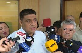 El diputado Hugo Meza (i) junto a su colega Jorge Ávalos Mariño piden otra sesión extra.