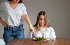 Adolescente no quiere comer vegetales, imagen ilustrativa.