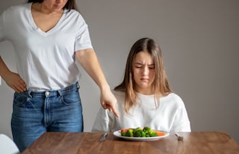 Adolescente no quiere comer vegetales, imagen ilustrativa.