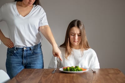 Adolescente no quiere comer vegetales, imagen ilustrativa.