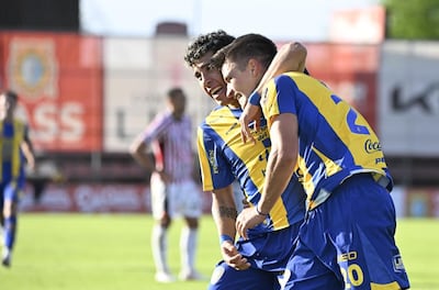 Festejo auriazul en la Ciudad Universitaria. Marcelo Ojeda abraza al goleadotr Iván Maggi, autor del segundo gol de Sportivo Luqueño.