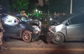 Cuatro heridos tras choque frontal entre dos automóviles.