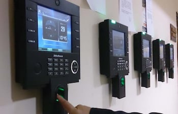 Los relojes marcadores biométricos reemplazarán al papel para la comparecencia en los juzgados del fuero Penal.