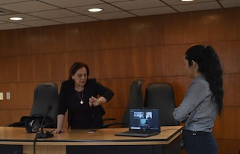 La jueza Lici Sánchez observa su reloj, momento en que recibe el aviso de que Armando Rotela no llegó al Palacio de Justicia para su audiencia preliminar.