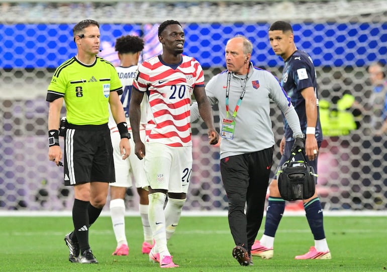 El delantero de Estados Unidos Folarin Balogun deja la cancha durante el partido de fútbol del Grupo D de la Copa Mundial 2026 entre Estados Unidos y Paraguay en el Los Angeles Stadium en Inglewood.