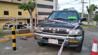 Camioneta que fue atacada por delincuentes en Ñemby.