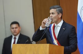 El presidente de Paraguay, Santiago Peña, bebe agua durante la presentación del informe de gestión de su gobierno este miércoles, en el Palacio Legislativo de Asunción (Paraguay). EFE/ Juan Pablo Pino