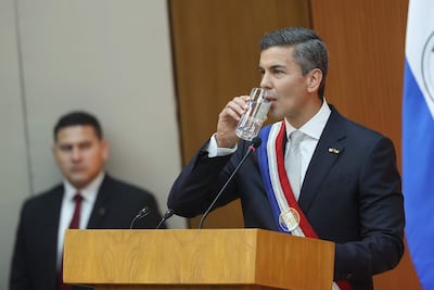El presidente de Paraguay, Santiago Peña, bebe agua durante la presentación del informe de gestión de su gobierno este miércoles, en el Palacio Legislativo de Asunción (Paraguay). EFE/ Juan Pablo Pino