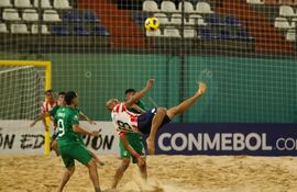 Matías Gallinar (19) ensaya una chilena ante Bolivia en la categoría Absoluta donde Paraguay goleó 8-3 en su estreno de la Liga Evolución.